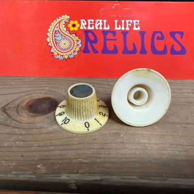 Real Life Relics Fender® Style Aged Off White 65 Jazzmaster® Witch Hat Knobs 2 pack 24 Spline No Text image 3