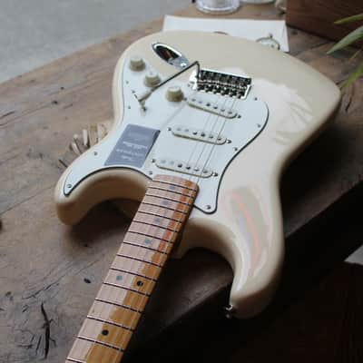 NEW MODEL FENDER "Vintera III Late '60s Stratocaster, Maple Fingerboard, Olympic White" GIGBAG, 3, 75 KG image 3