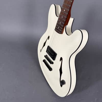 Fender Tom Delonge Starcaster, Satin Olympic White 3,1 kg inkl. Gigbag image 17
