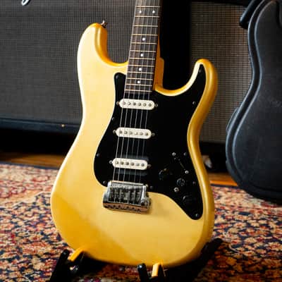 Fender Contemporary Series Stratocaster Deluxe HSS 1985 - 1987 - Frost White image 4