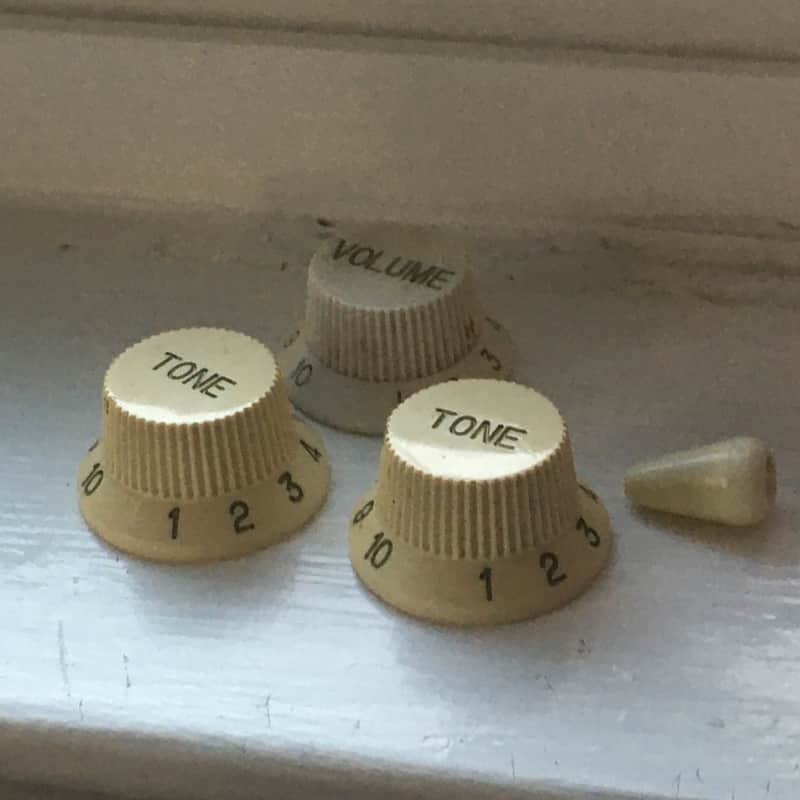 ? Fender Strat knobs Relic white