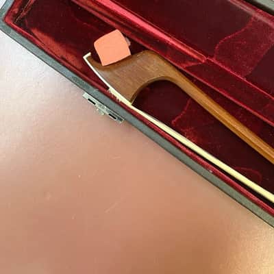Immagine Excellent Used Bass Bow from the Workshop of Horst Schicker in Germany,Pernambuco Wood,Solid Silver Mountings - 13