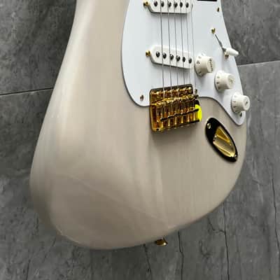 Fender Limited Edition Vintera III Late 50s Stratocaster Maple Fingerboard, White Blonde 0149182301 SERIAL NUMBER MX26029034 - 8 LBS 8 OZ image 3