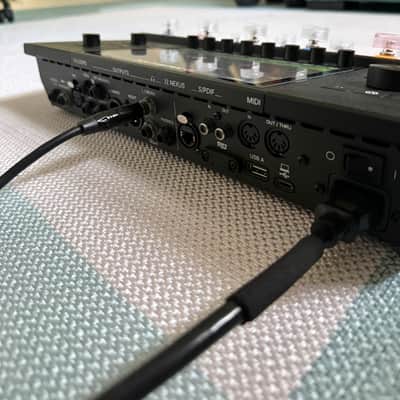 Line 6 Helix Stadium Floor – Mint Condition + 12 Clear Button Toppers + Tempered Glass Protector + 2 Balanced XLR Cables image 4