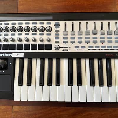 Novation ReMOTE 25 SL MKII MIDI Controller 2008 - Gray