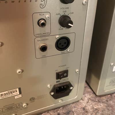 KRK ROCKIT 5 GEN3 2018 PLATINUM SERIES POWERED STUDIO MONITORS - Silver image 10