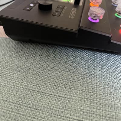 Line 6 Helix Stadium Floor – Mint Condition + 12 Clear Button Toppers + Tempered Glass Protector + 2 Balanced XLR Cables image 5