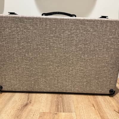 Creation Music Company 27x16 Pedalboard Mahogany finish with Vox Fawn hard case image 3