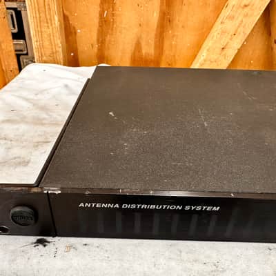 Shure UA845-UA UHF Antenna Distribution System - 782-806 MHz - Working image 3
