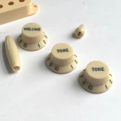 Cream Aged Relic Green Fonts Reissue Fender Strat Pickup Covers 3 Knobs Full Set image 4