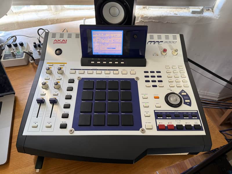 Akai MPC4000 Music Production Center | Reverb