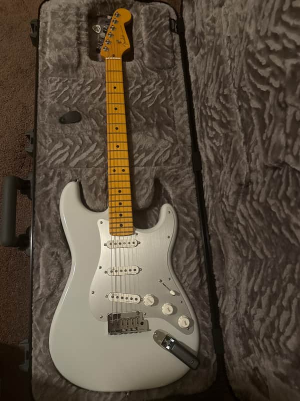 Fender American Ultra II Stratocaster with Maple Fretboard
