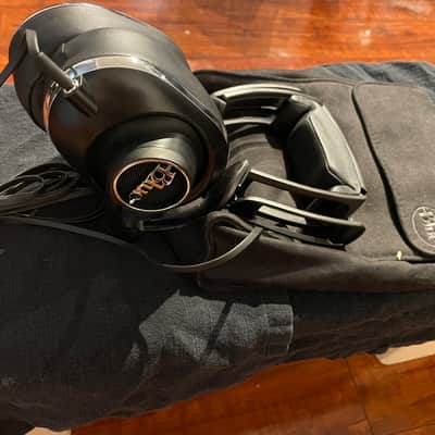 Blue Lola Sealed Over-Ear Headphones 2010s - Black image 1