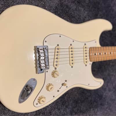 Fender American Professional Stratocaster Olympic White with Maple Fingerboard image 3