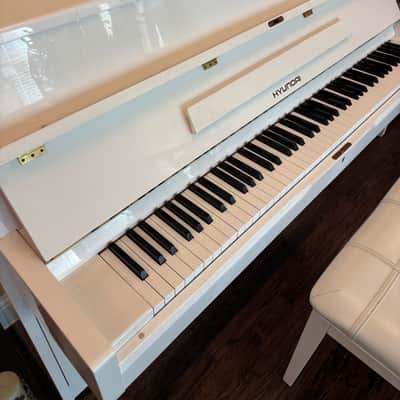 Hyundai U821 Upright Piano 1981-1990 - White image 1