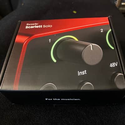 Focusrite Scarlett Solo 4th Gen with box and cable image 2