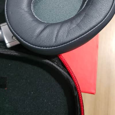 Beats by Dre Executive 2010-2025 - Silver/Red image 4