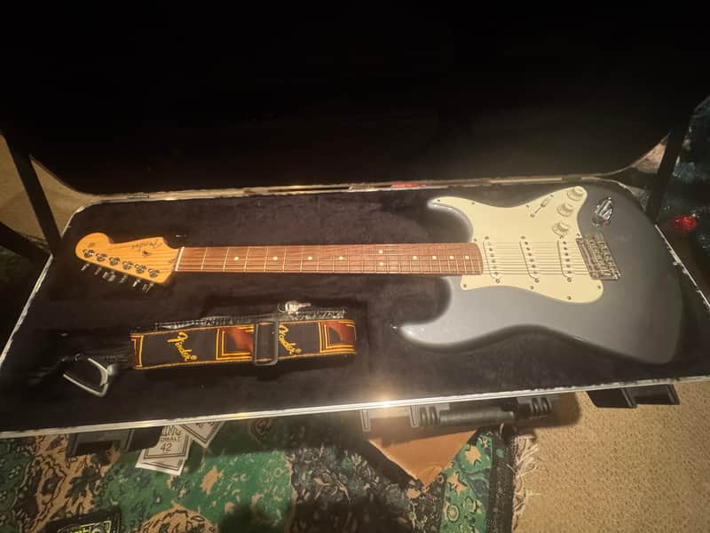 Fender Stratocaster 2012 - Grey image 1