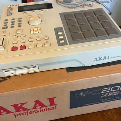 Akai MPC2000 MIDI Production Center 1997 - 2001 - Grey image 2