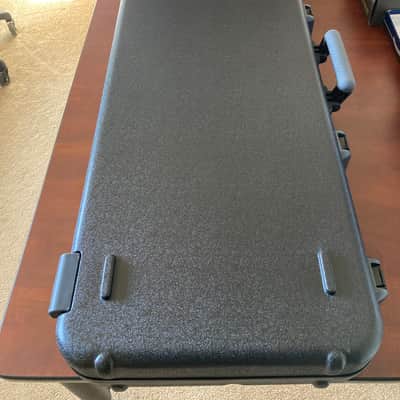 Fender Deluxe Molded P/J Bass Case image 3