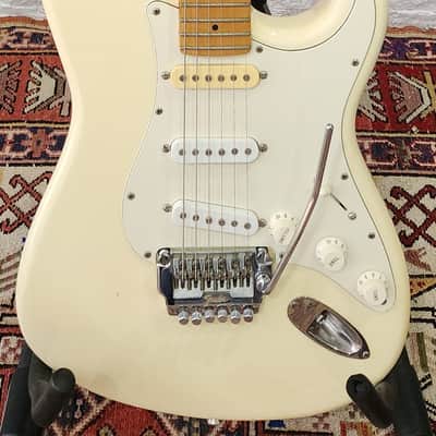 VINTAGE MIJ! Fender ST-557 Stratocaster Vintage White w/ Original One Piece Curly Maple Neck 1985-1987 Japan image 2