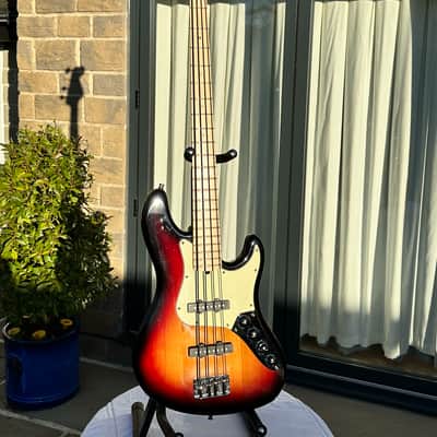 Fender American Deluxe Jazz Bass V (5-string) Ash bass guitars