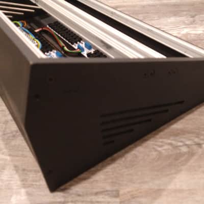 2 Many Synths 7 U Slanted Case - 104hp Eurorack Case - Black image 5