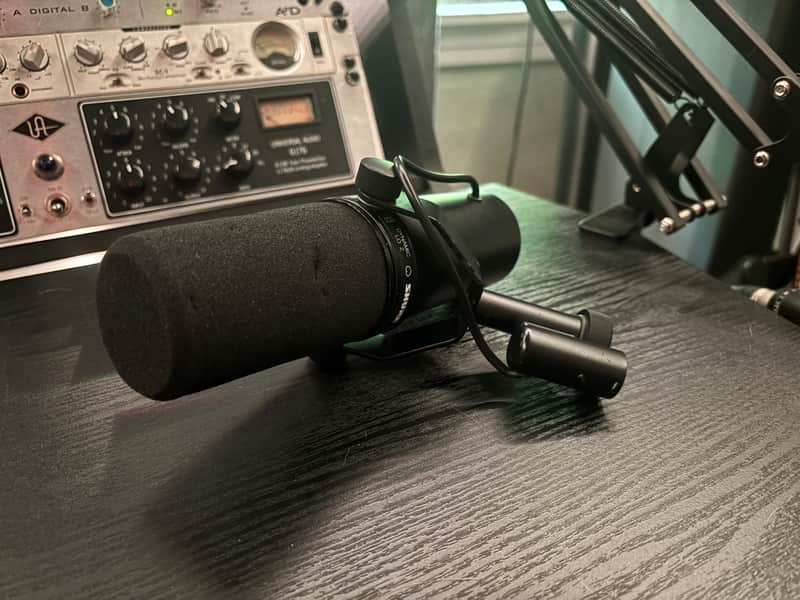 Shure SM7dB Cardioid Dynamic Microphone with Built-In Preamp 2023 - Present - Black image 1