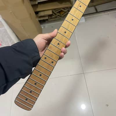 1 Large headstock 24 inch 22 frets Roasted Maple guitar neck 24inch hole 10mm Satin for JAGUAR body black binding image 3