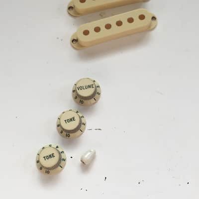Complete Fender Vintage Aged White Relic 62 Reissue Strat Pickup Covers 3 Knobs Green Font image 1