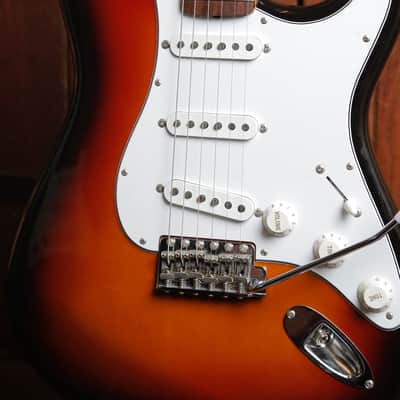 Fender Stratocaster 2001 Made in Japan Sunburst Pre-Owned image 3