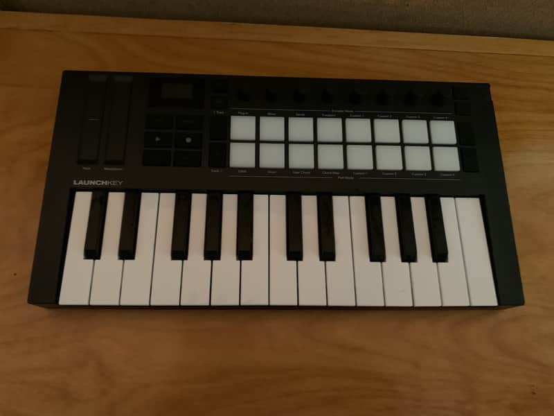 Novation Launchkey 25 MKIII MIDI Keyboard Controller 2020 - Present - Black image 1