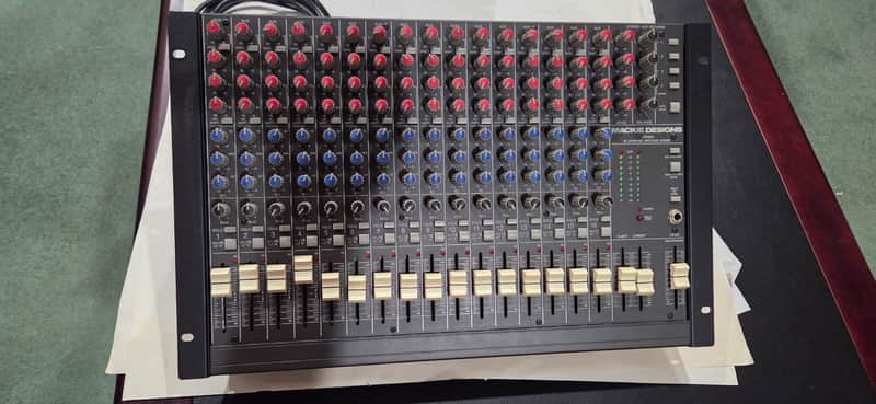 Mackie CR1604 16-Channel Mic / Line Mixer