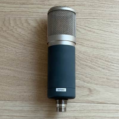 sE Electronics Z5600a II Large Dipahragm Multipattern Tube Condenser Microphone image 2