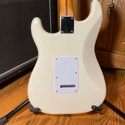 Fender Deluxe Roadhouse Stratocaster with Maple Fretboard 2008 - 2013 Arctic White image 10