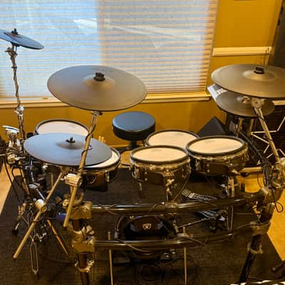 Roland, TD 20 with QSC K8 self powered speakerand DW hardware TD 20 V drums 2010 - Black chrome fade