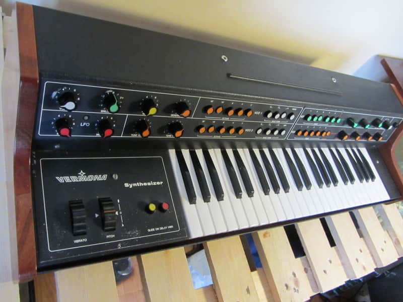 Vermona Synthesizer Analog from DDR image 1