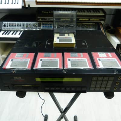 Yamaha TX16W Sampler LO-FI 12bits with USB reader