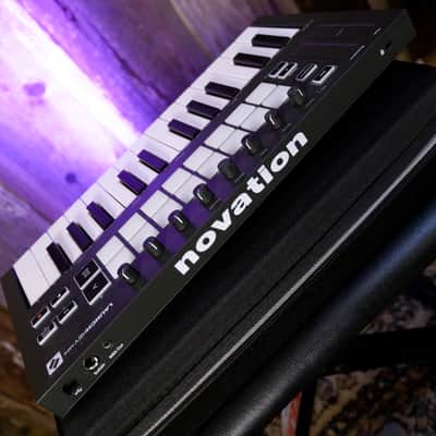 Novation Launchkey 25 MKIII MIDI Keyboard Controller 2020 - Present - Black with Carrying Case image 5