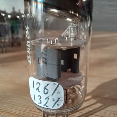 Immagine Very rare earlier construction 1956 NOS TELEFUNKEN ecc81 12at7 perfect, fully tested. Rounded plate with no hole. - 5