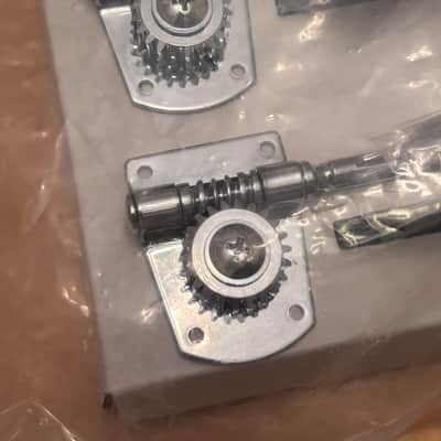 Fender 003-6400-049 Standard / Highway One Bass Tuning Heads (4) 2010s - Chrome - NEW OPEN BOX image 2