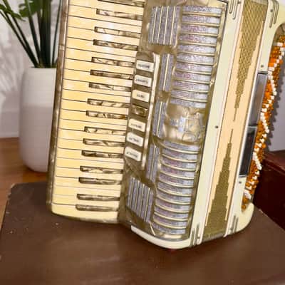 Noble Piano Accordion, 41/120, LMH, 7 registers, Made in Italy, in excellent playing condition and very good cosmetic condition image 4
