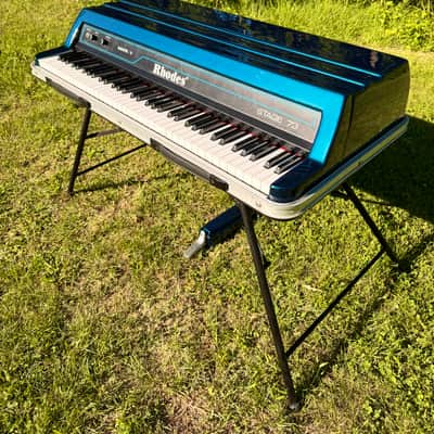 Immagine Rhodes Mark V Stage 73 – Custom Cosmic Blue | Fully Professionally Restored | Original Stand, Cover & Matching Pedal - 8