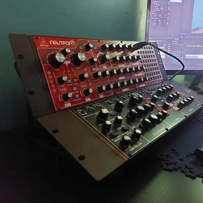 2 Tier Behringer Neutron K-2 Model-D Pro-1 Cat Wasp  Eurorack Skiff Desktop Stand 2022 - Black