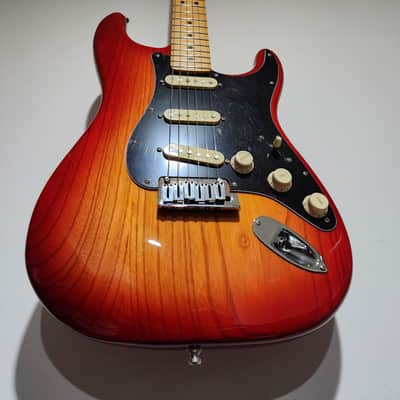 Fender American Ultra Luxe Stratocaster 2021 - 2024 - Plasma Red Burst image 5