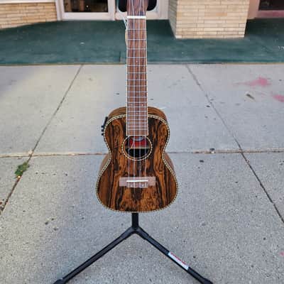 Amahi UK440C-EQ Concert Ukulele w/Electronics - Natural image 2