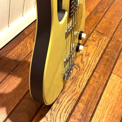 Danelectro Longhorn Bass MIK Late 90s - Yellow with brown sides image 8
