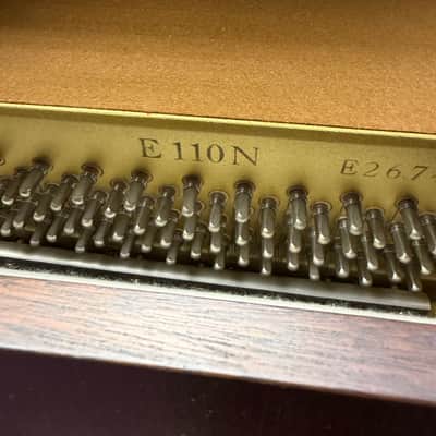 Yamaha E110N Upright Piano c1996-1998 - Mahogany Bild 4