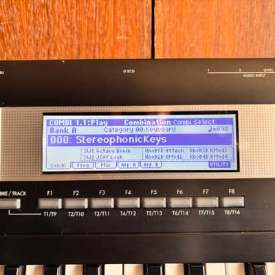 Korg TR61 61key MUSIC WORKSTATION KEYBOARD w/ power supply image 4