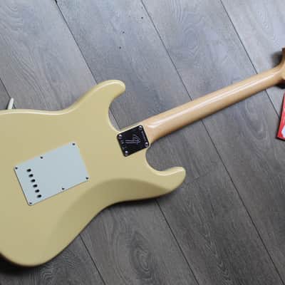 FENDER "Custom Shop Yngwie Malmsteen Vintage White, Scalloped Maple" HARDCASE, PAPERS, STRAP, 3, 68 KG image 2